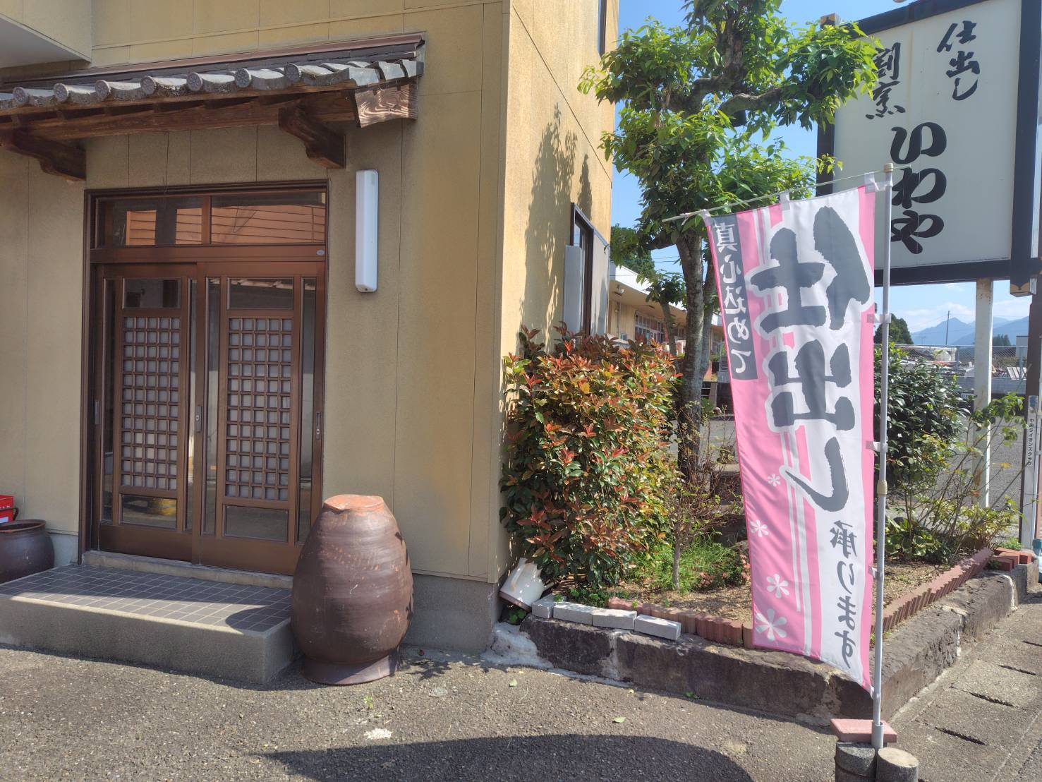 お弁当の盛り付け風景